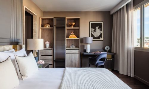 deluxe_across_bed_880x600